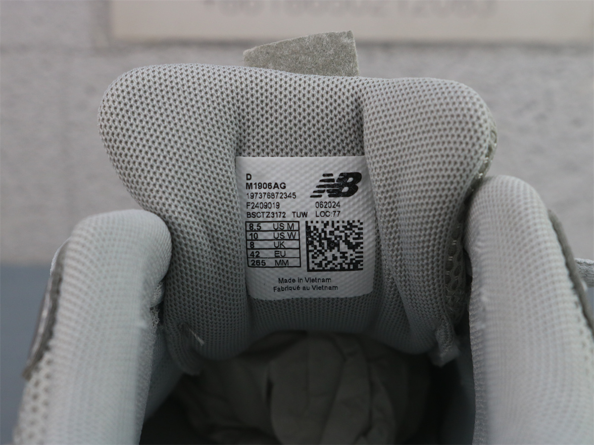 New Balance 1906A Concrete Silver Metallic M1906AG